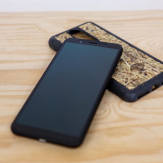 zwei Smartphones schwarz liegen auf Holz