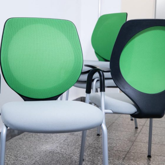 Grün-graue Bürostühle