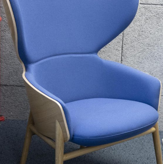 blauer hoher Sessel mit Holz
